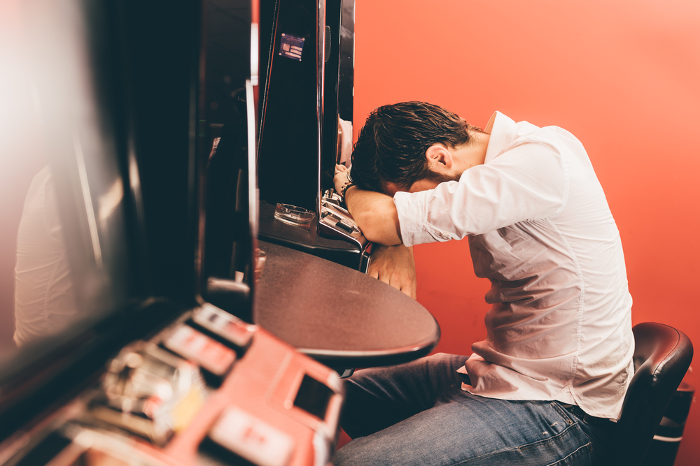 mann spielt am automat